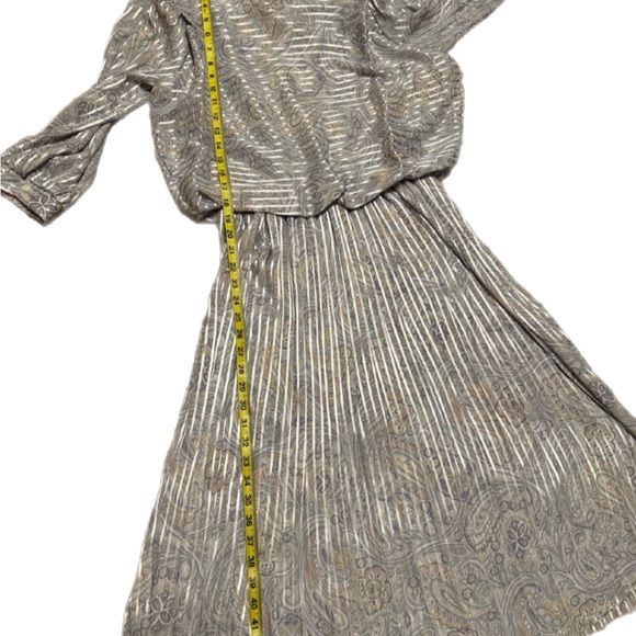 R.E.O. Originals Vintage Silver Paisley Dress – Elegant & Timeless - Picture 4 of 6